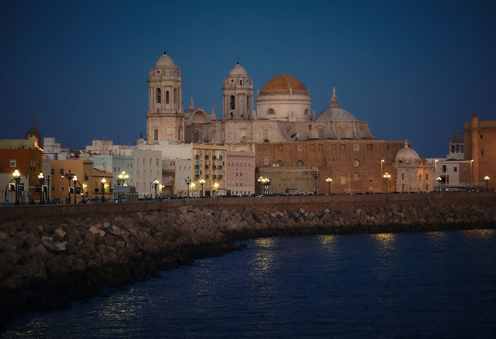 Catedral de Cádiz y paseo marítimo iluminados durante la noche